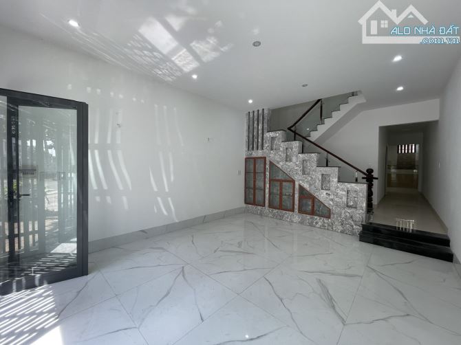 Bán nhà 1 trệt 2 lầu đường Lê Chân,P.Long Tâm - Bà Rịa, Giá bán: 5,3tỷ, DT:95m2 - 2