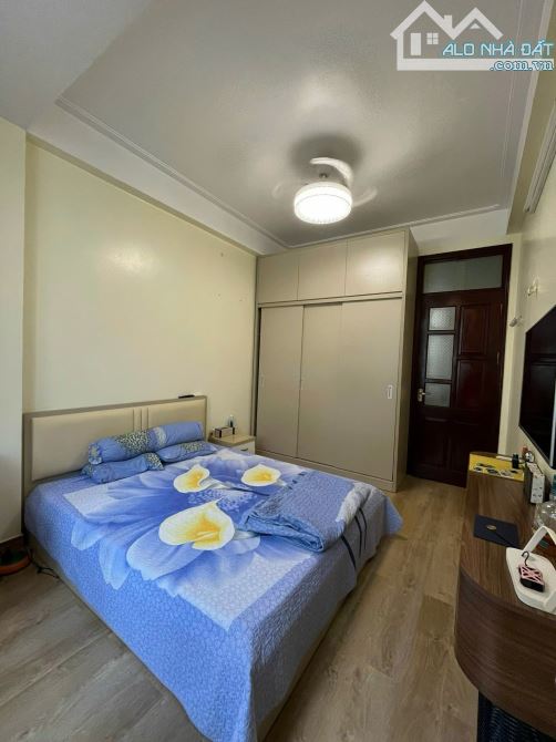 Bán nhà- 4 Tầng - Trần Thánh Tông ,về ở ngay,thiết kế đẹp,ô tô đỗ cửa,DT: 49m,Giá:5,2 tỉ - 2