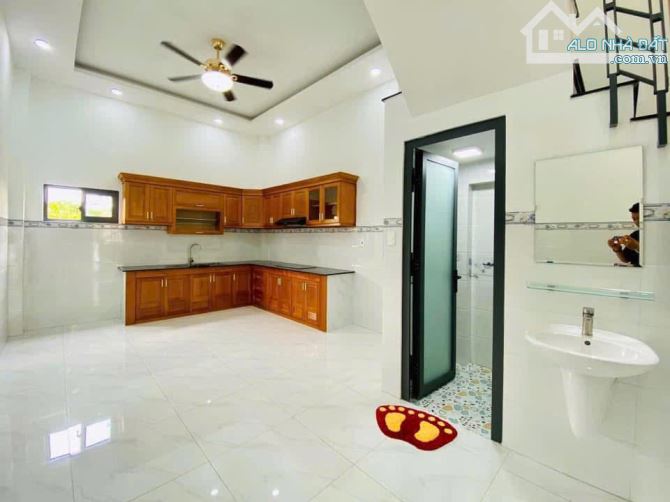 Bán nhà 3 tầng đẹp, đối diện Emart Phan Huy Ích, 4 phòng ngủ, hẻm 4m ô tô tới cửa, 6 tỷ + - 2