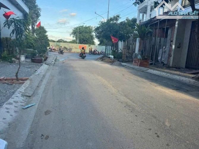 Bán siêu Biệt thự sân vườn 906m2 cách Ngã Tư Ga 300m. - 2