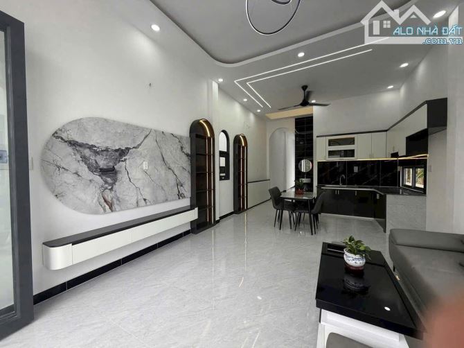 BÁN NHÀ CẤP4 ĐẸP LUNG LINH - SHR - FULL THỔ - 1TỶ790 - 3
