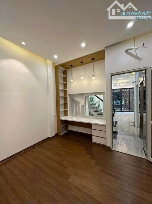 Mới Tinh! Hơn 10 Tỷ- Bán Nhà Hoàng Đạo Thành, Thanh Xuân -35x6-Thang Máy- Ô Tô Tải Đỗ