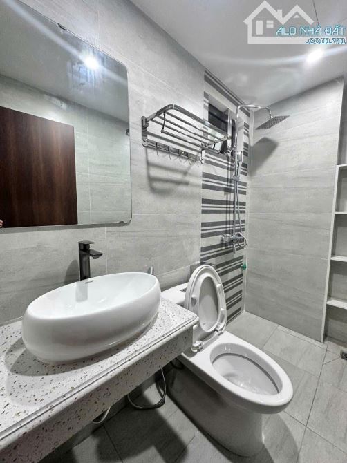 BÁN NHÀ RIÊNG 8 TẦNG THANG MÁY - Ô TÔ VÀO NHÀ - PHỐ NGUYỄN TRÃI - CHÀO GIÁ 14.35 TỶ CÓ TL. - 3