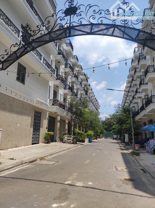 BÁN NHÀ SIÊU ĐẸP THẠNH LỘC QUẬN 12, XE HƠI VIA  HÈ 9M, DT 60M2 5 TẦNG 6PN, NHỈNH 5T - 4