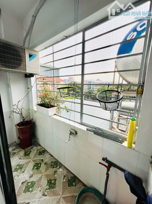 PHẠM VĂN ĐÔNG  NHÀ CẤP4 98m 31 TỶ LÔ GÓC MẶT TIỀN 6m 2 THOÁNG NỠ HẬU Ô TÔ TRÁNH NGÕ 6m - 5