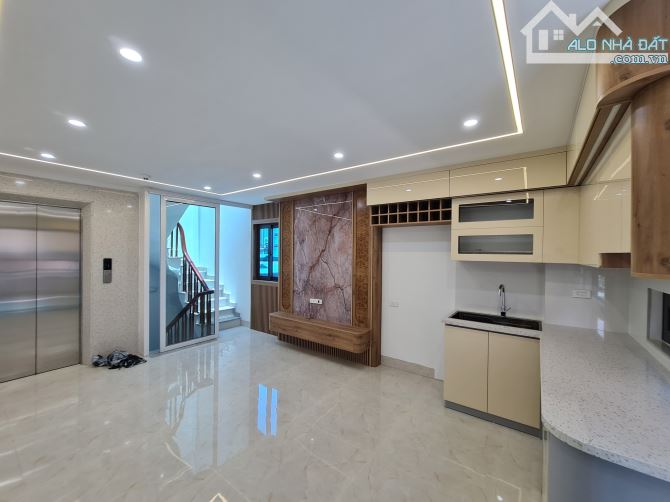 BÁN NHÀ RIÊNG 8 TẦNG THANG MÁY - Ô TÔ VÀO NHÀ - PHỐ NGUYỄN TRÃI - CHÀO GIÁ 14.35 TỶ CÓ TL. - 5