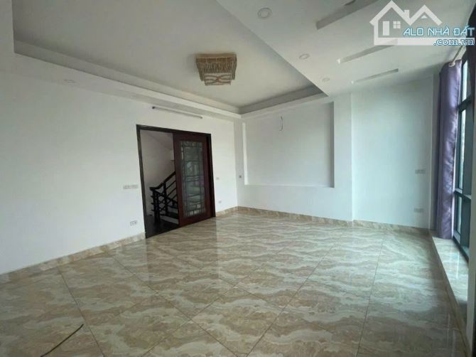 Bán gấp nhà Cầu Giấy, ô tô đỗ cửa,  MT 5.2m, giá nhỉnh 10 tỷ - 6