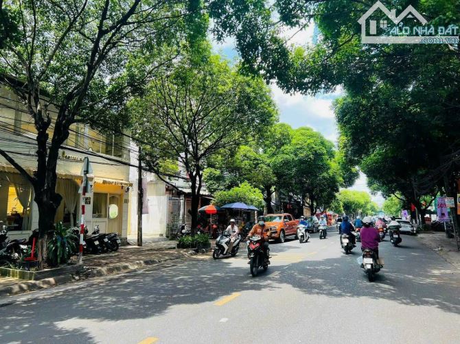 Bán nhà 1 trệt 2 lầu mặt tiền Phan Trung, gần VinCom, Biên Hòa, gần 250m2, giá 27 tỷ.