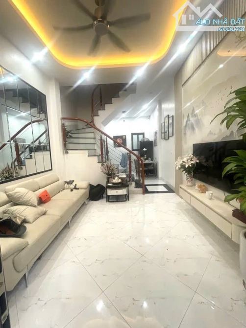 Bán Nhà Kim Giang – Nhà Đẹp, Ô Tô Tránh, 3 Ngủ, Đầy Đủ Nội Thất – Chỉ 5 Tỷ, Gần Công Viên,
