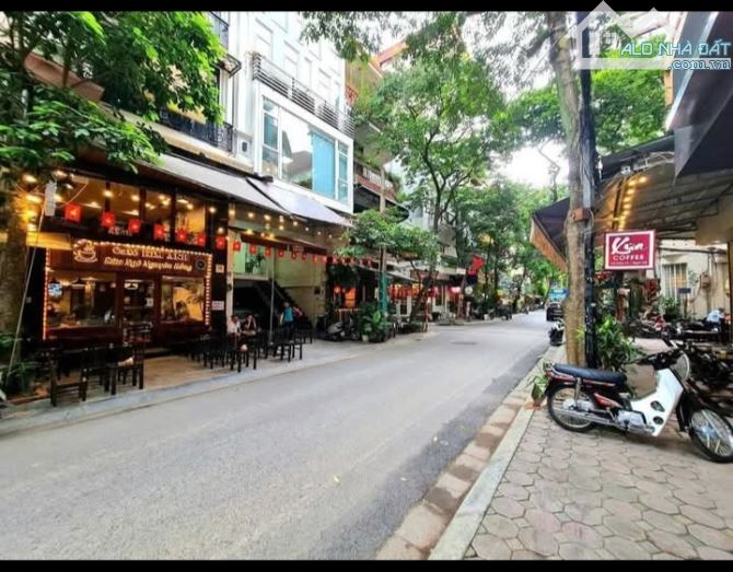Cần bán nhà mặt ngõ Nguyên Hồng ô tô chánh đỗ kinh doanh sầm uất.