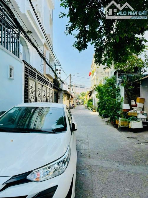Biệt thự mini, DT 8x9.5 góc 2 MT, tặng full NT, 150m ra Nguyễn Thị Định, giá 8,79 tỷ.