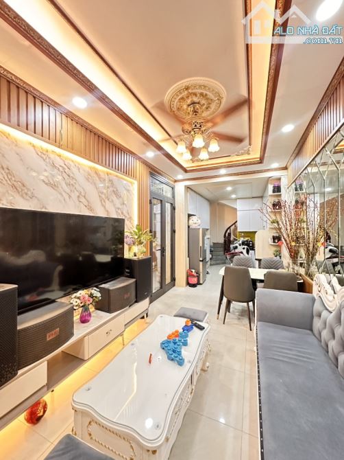 Bán nhà chị Dung GV ĐH Thương Mại 41m2 ô tô 50m phố Hồ Tùng Mậu,7.5 Tỉ