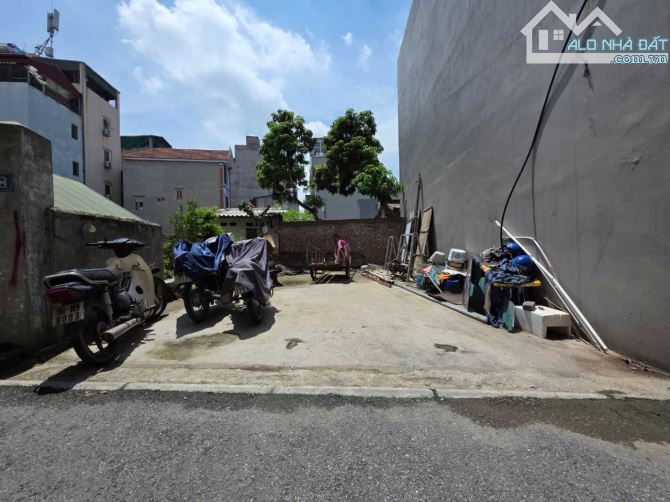 ĐẤT ĐẸP VUÔNG VẮN TRUNG TÂM THỊ TRẤN TRÂU QUỲ - 40m2 - 5.55 tỷ