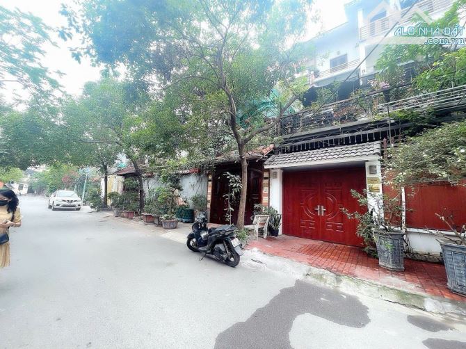 Bán căn LKBT Phùng Khoang 147m2*MT 7m. Phân lô Ôtô tránh vỉa hè. Sân vườn rộng. Giá 29 tỷ