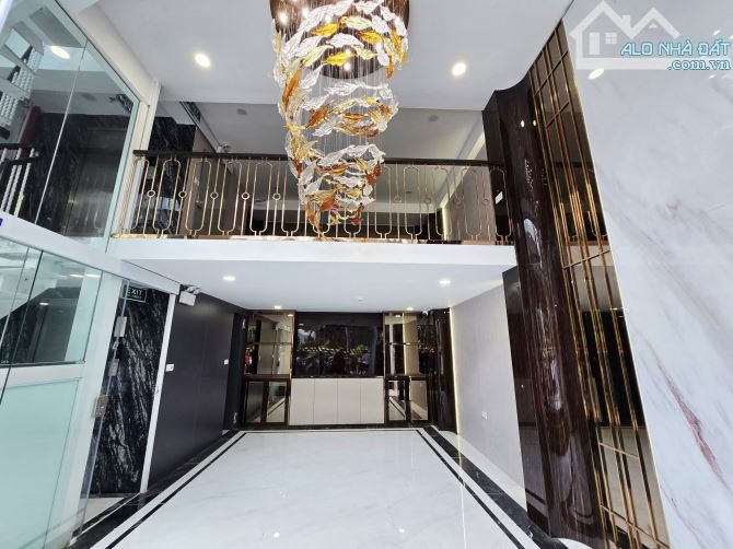 Nhà đẹp 8 tầng, 35m, thang máy, MT mênh mông, vỉa hè đá bóng, Phạm Văn Đồng