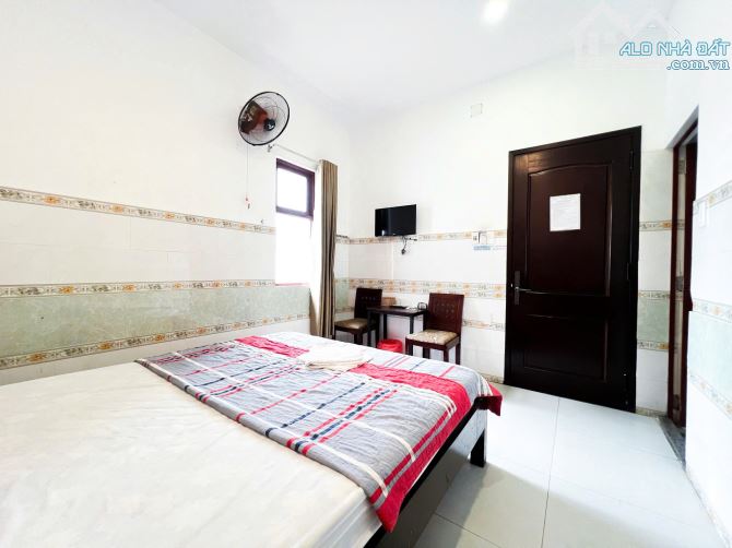 CẦN BÁN KS 4 TẦNG NGAY BẾN XE, ĐƯỜNG 7.5m. 200m2 (20x10m), 20 PHÒNG, DÒNG THU ỔN. GIÁ HỜI.