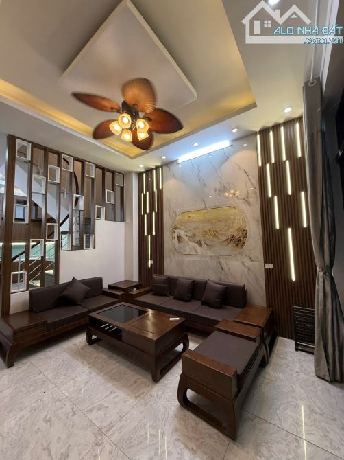 KIM NGƯU , 43M² , MẶT TIỀN 4,2M , NGÕ THÔNG SÁT Ô TÔ  , NHÀ MỚI FULL NỘI THẤT , 9,7 TỶ