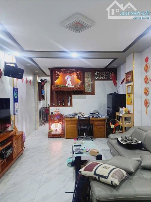 NHÀ HẺM NHỰA 6M THÔNG VƯỜN LÀI 4.7x13M 1 LỬNG 1 LẦU 3PN3WC GIÁ 5.4 TỶ