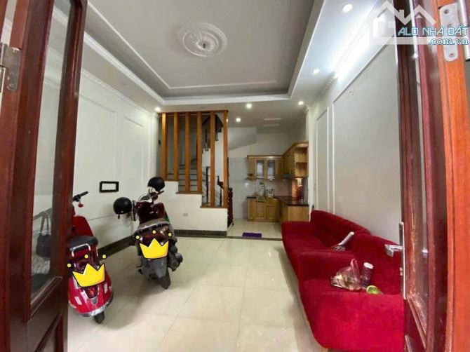 cần cho thuê nhà riêng trong ngõ Đội Cấn 40m2 x 5 tầng