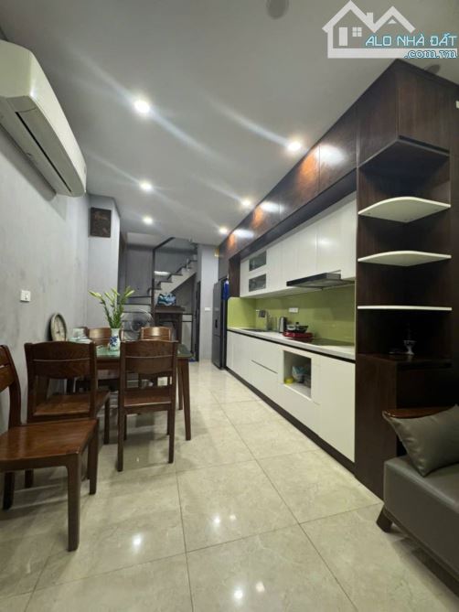 Nhà Anh Tuấn Đại Mỗ, xây 5 tầng, ôtô đỗ cửa. Đi ba bước ra ôtô tránh.