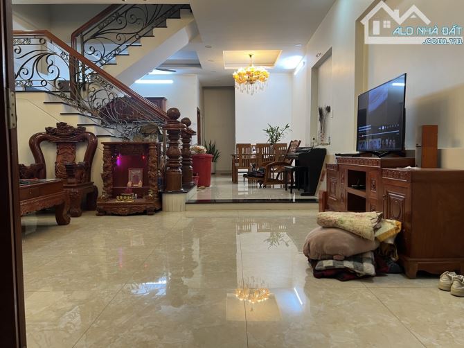Nhà 3 tầng xây ở đẹp, ngang 6m, đường 6m, Đông Hoà, giáp Thủ Đức, chỉ 6,15 tỷ
