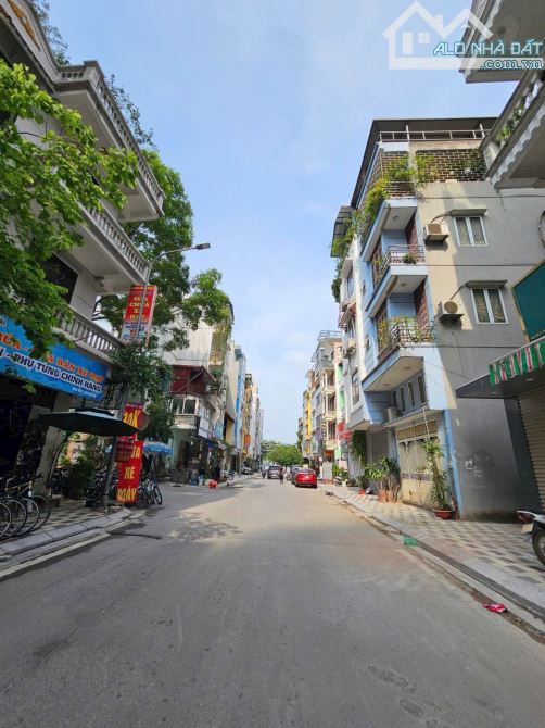 BÁN NHÀ PHÂN LÔ HOÀNG QUỐC VIỆT- Ô TÔ TRÁNH, VỈA HÈ- 60M2, 5 TẦNG_ GIÁ 17.5 TỶ