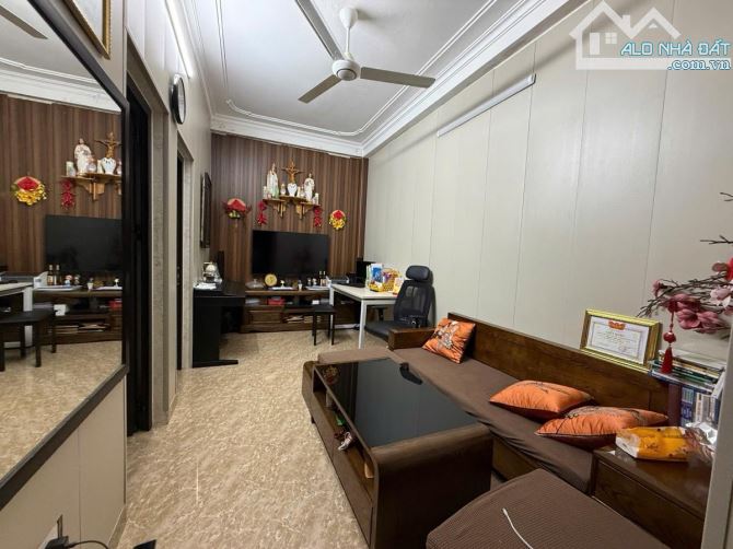 Bán Nhà Hào Nam - DT55m x 5 Tầng- MT 6.8m - Giá 15.8 Tỷ