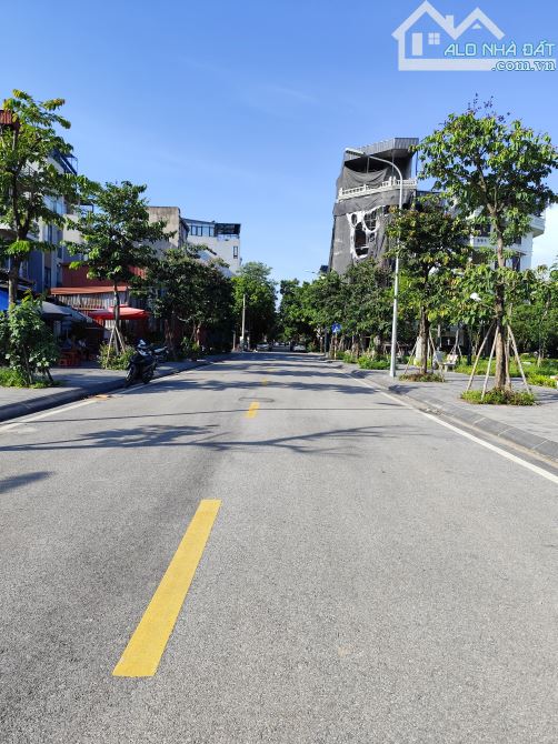 Bán đất đấu giá thanh am thượng thanh lô góc 100m² , mt 12m vỉa hè ôtô tránh giá 21 tỷ .