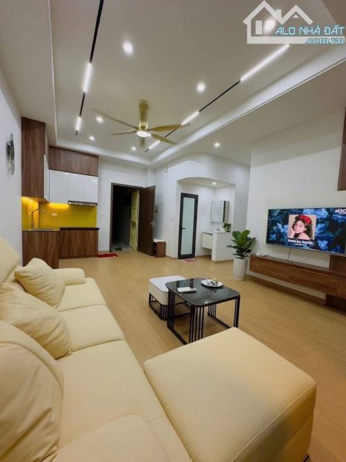 SIÊU PHẨM CẦU GIẤY 8,5 Tỷ – 42M2 – 5 TẦNG – DÂN XÂY CỰC CHẮC – NGÕ THOÁNG – KINH DOANH.
