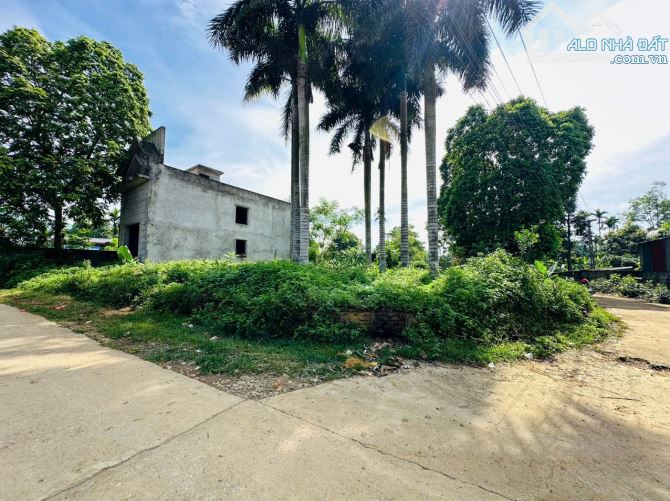 DUY NHẤT 1 LÔ CÓ DT 100m2 GIÁ CHỈ 9xxTR VỊ TRÍ ĐỐI DIỆN UBND VÀ TRƯỜNG HỌC