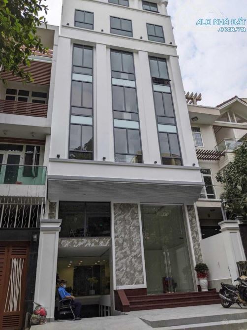 BÁN NHÀ BA ĐÌNH, TÒA CHDV CAO CẤP PHỐ HOÀNG HOA THÁM, 110*8, MT8, H/S120TR, Ô TÔ SÁT CỬA