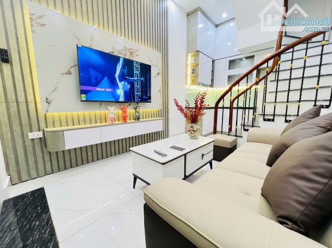 BÁN NHÀ PHỐ KHƯƠNG THƯỢNG. QUẬN ĐỐNG ĐA .DT 28/32M2.4 TẦNG .GIÁ 4.39 TỶ.