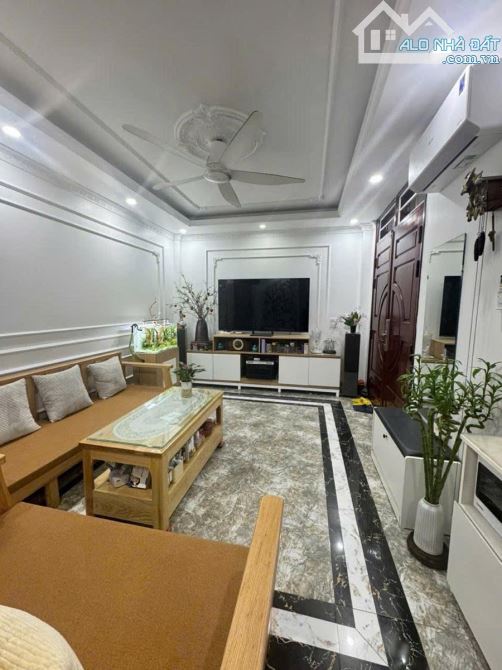 Ô tô đỗ cửa-trong đê Ngọc Thụy- 5 tầng đẹp - 6,5 tỷ - 10