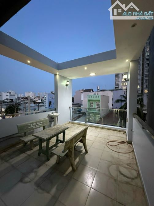 🏠Tạ Quang Bửu P2 Q8  DT 3,8 x 14,6 4 tầng. Giá 9,6 tỷ BL.  Mô tả:-Vị trí mặt tiền đường - 11