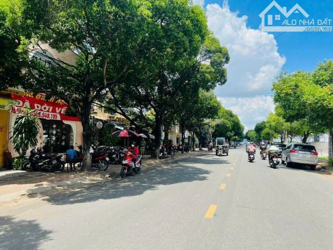 Bán nhà 1 trệt 2 lầu mặt tiền Phan Trung, gần VinCom, Biên Hòa, gần 250m2, giá 27 tỷ. - 1