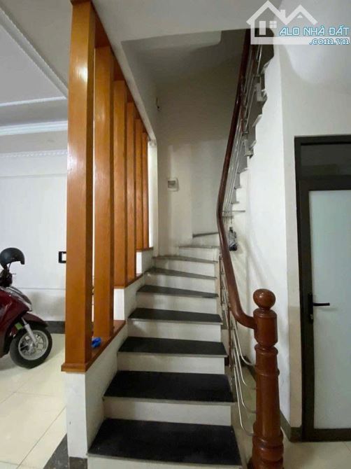 cần cho thuê nhà riêng trong ngõ Đội Cấn 40m2 x 5 tầng - 1