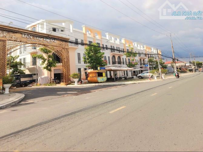 Hàng ngộp, 180m2 đất thổ cư gần Chợ Đức Tân, 350tr - 1