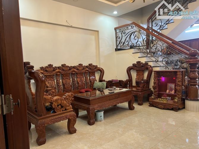 Nhà 3 tầng xây ở đẹp, ngang 6m, đường 6m, Đông Hoà, giáp Thủ Đức, chỉ 6,15 tỷ - 1
