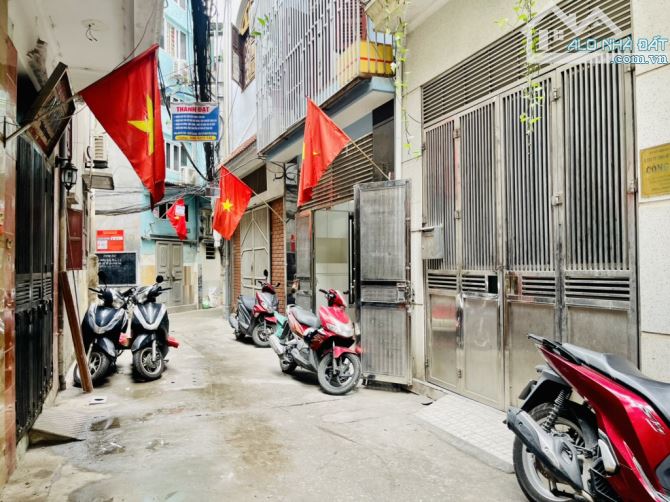 CÁCH 1 NHÀ RA PHỐ TRUNG PHỤNG - DT: 42m2 - 6 tầng - 1