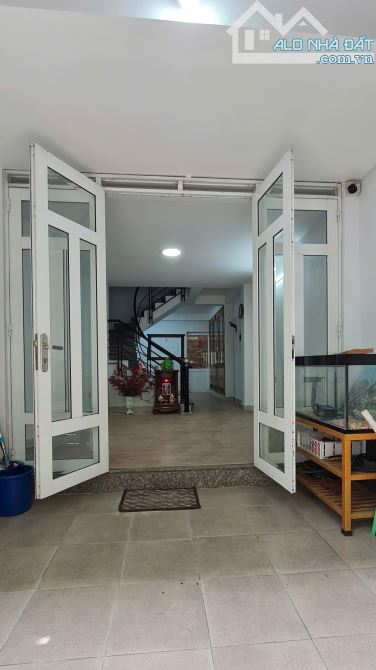 NGUYỄN CẢNH CHÂN, QUẬN 1 - HẺM 8M - 5 TẦNG - DT: 3,7Mx10,5M - KẾ CHỢ BẾN THÀNH - HƠN 9 TỶ - 1