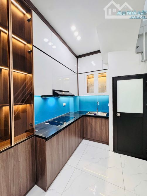 Xỉu Up Xỉu Down! Nhà đẹp Nguyễn Chí Thanh 24m2, NT long lanh, ngõ Sh quay đầu, sát ô tô - 2