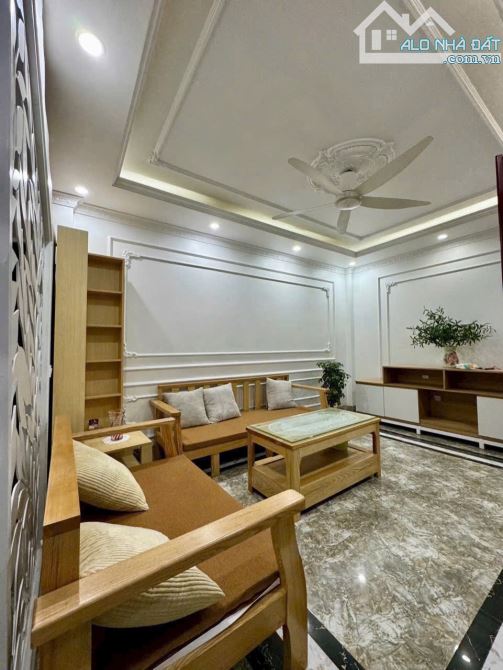 Ô tô đỗ cửa-trong đê Ngọc Thụy- 5 tầng đẹp - 6,5 tỷ - 2