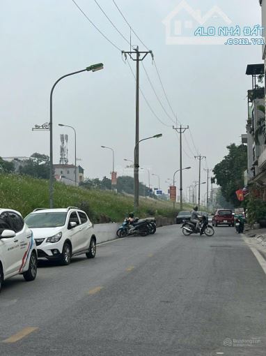 Bán 320m2 đất đầu phố Ngọc Thụy ( Trong đê ) - GPXD 8 tầng - 50 tỷ - 2