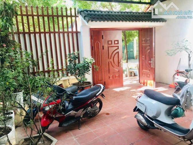 Bán căn LKBT Phùng Khoang 147m2*MT 7m. Phân lô Ôtô tránh vỉa hè. Sân vườn rộng. Giá 29 tỷ - 2