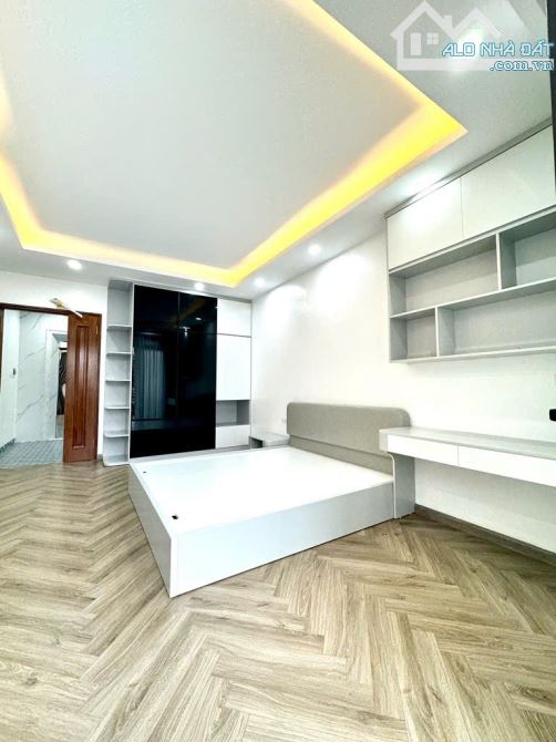 Nhà đẹp Hoàng Quốc Việt 45 m2 MT5m THANG MÁY GIÁ 12.2 tỷ - 2