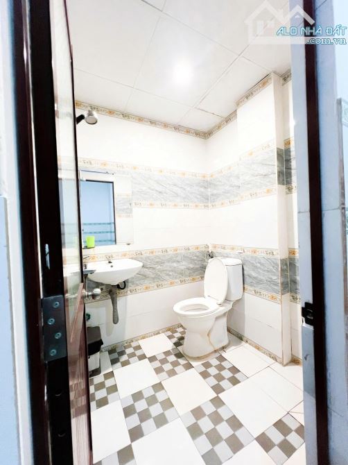 CẦN BÁN KS 4 TẦNG NGAY BẾN XE, ĐƯỜNG 7.5m. 200m2 (20x10m), 20 PHÒNG, DÒNG THU ỔN. GIÁ HỜI. - 2