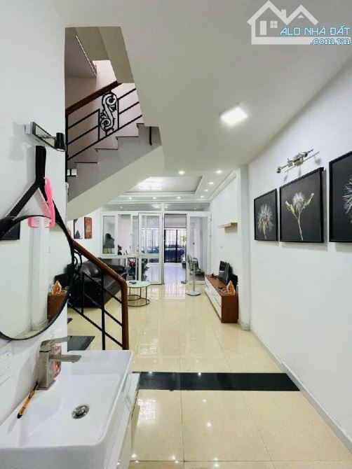 QUẬN 7 - HẺM NHỰA 6M - Ô TÔ 7 CHỖ NGỦ TRONG NHÀ - 2 TẦNG BÊ TÔNG CỐT THÉP -  4M x 15M - 2