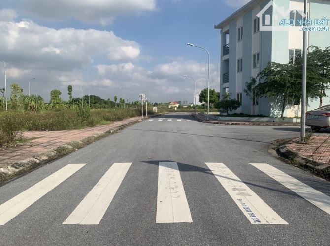 Bán lô góc TT8 khu đấu giá Cự Khối mới trước đường sau đường vị trí đẹp, gần hồ Bộ Đội - 2