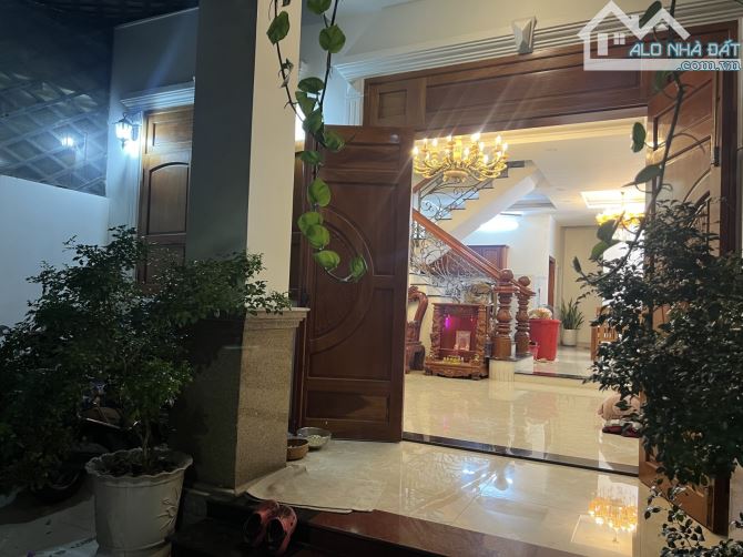 Nhà 3 tầng xây ở đẹp, ngang 6m, đường 6m, Đông Hoà, giáp Thủ Đức, chỉ 6,15 tỷ - 2
