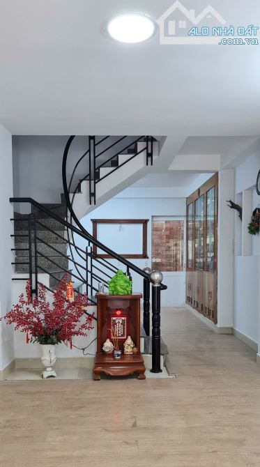 NGUYỄN CẢNH CHÂN, QUẬN 1 - HẺM 8M - 5 TẦNG - DT: 3,7Mx10,5M - KẾ CHỢ BẾN THÀNH - HƠN 9 TỶ - 2